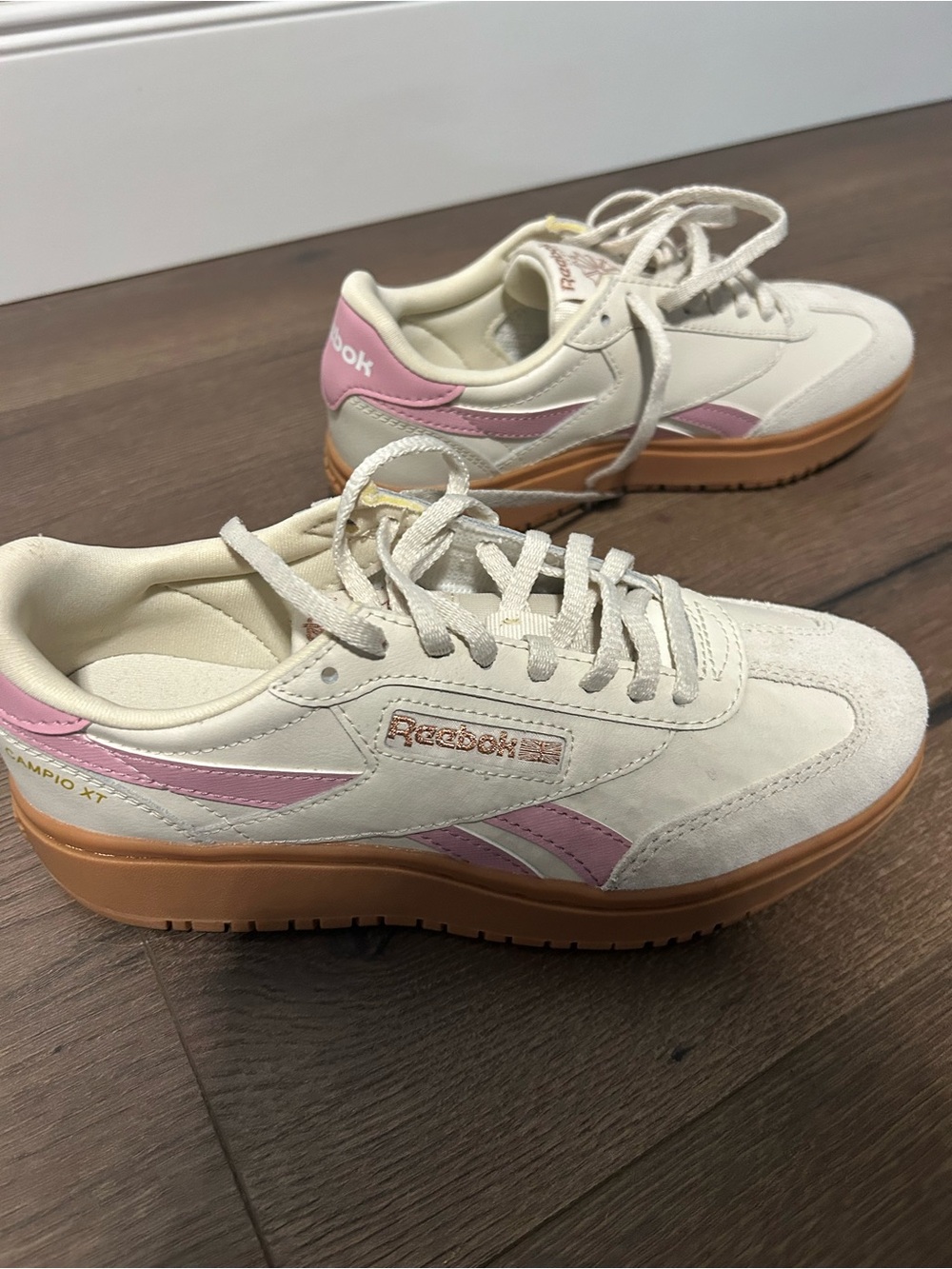 Reebok Kids Classic Trainer in Cream with Gum Sole and Pink Accent